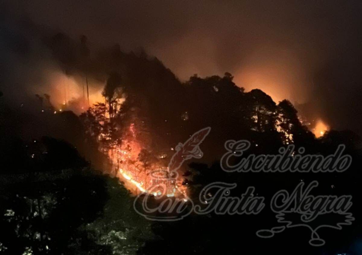 CONTINÚA COMBATE DE INCENDIO EN CALCAHUALCO