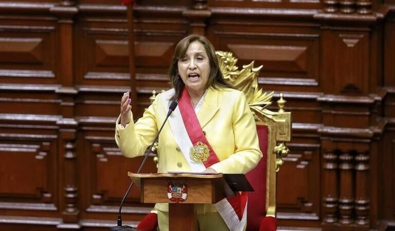 PRESENTAN MOCIÓN PARA DESTITUIR A PRESIDENTA DE PERÚ, DINA BOLUARTE