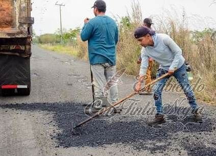 DAN MANTENIMIENTO A CARRETERAS DE COMAPA
