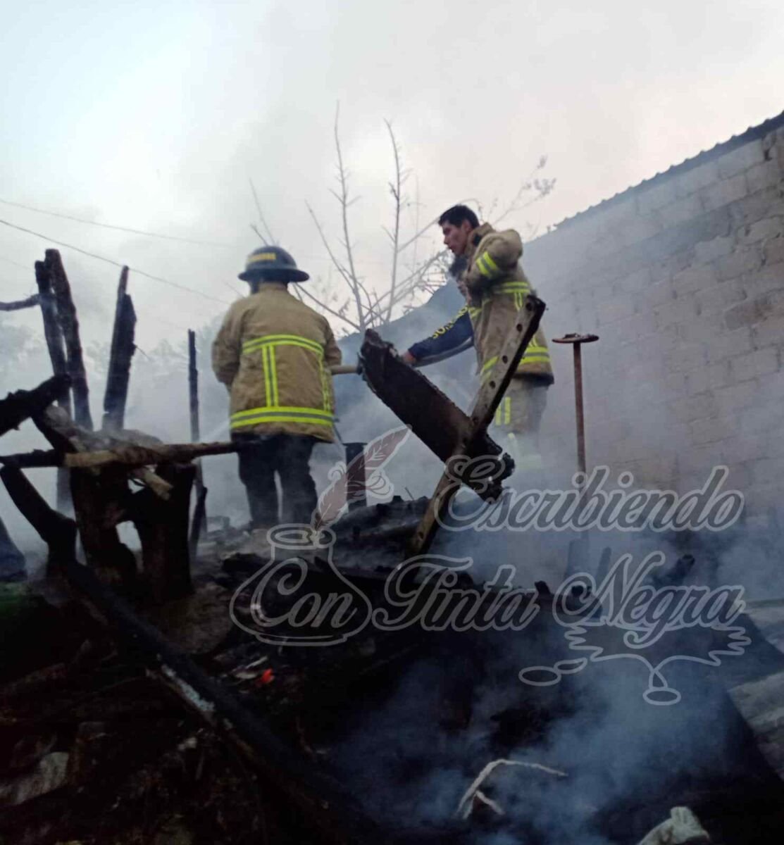 SE INCENDIA VIVIENDA EN IXHUATLAN