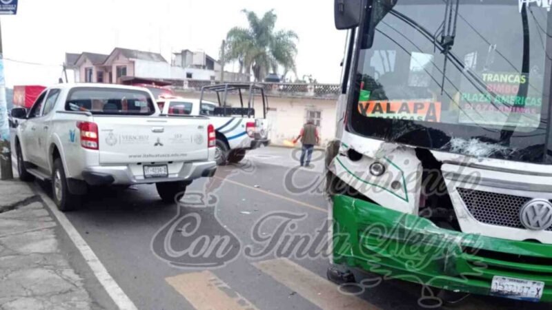 CHOCA AUTOBÚS CONTRA CAMIONETA DEL TEC DE HUATUSCO
