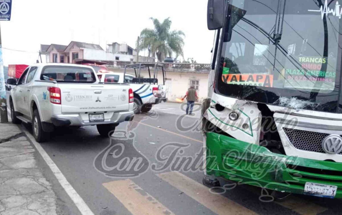 CHOCA AUTOBÚS CONTRA CAMIONETA DEL TEC DE HUATUSCO
