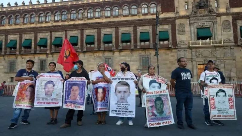 FAMILIAS DE LOS 43 DE AYOTZINAPA INSTALAN PLANTÓN EN EL ZÓCALO