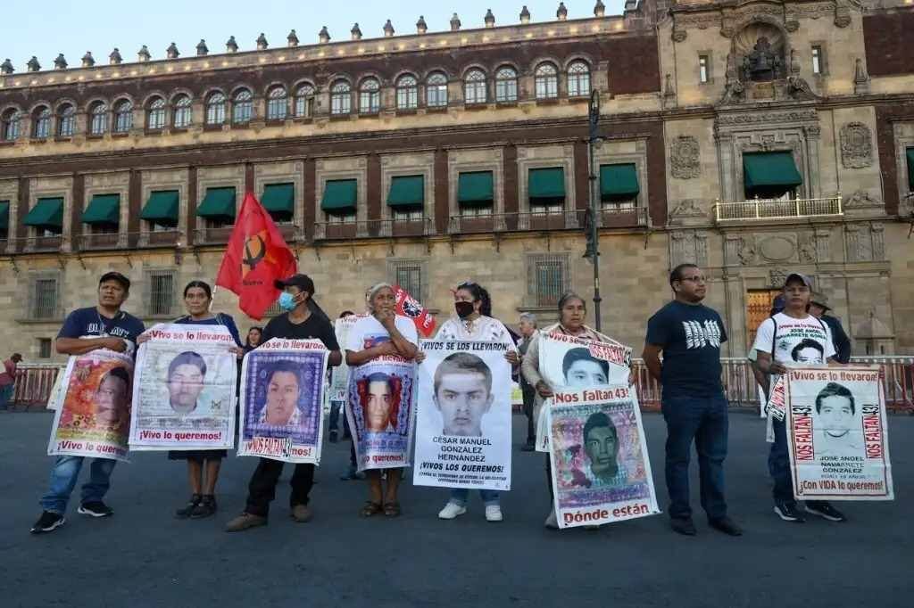 FAMILIAS DE LOS 43 DE AYOTZINAPA INSTALAN PLANTÓN EN EL ZÓCALO