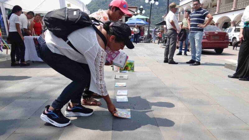 REALIZAN KILÓMETRO DEL LIBRO EN CHOCAMÁN