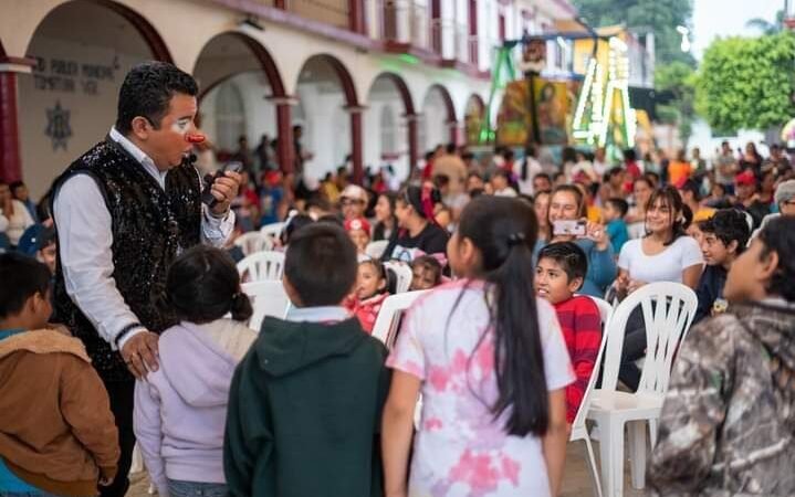 AGASAJAN A NIÑOS EN TOMATLÁN
