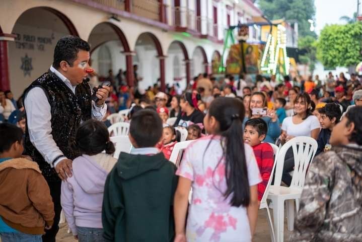 AGASAJAN A NIÑOS EN TOMATLÁN