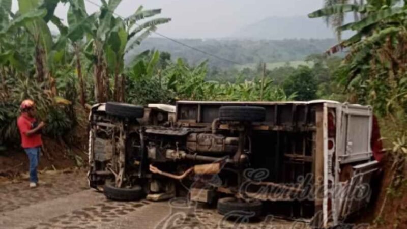 VUELCA CAMIONETA CARGADA DE ABARROTES