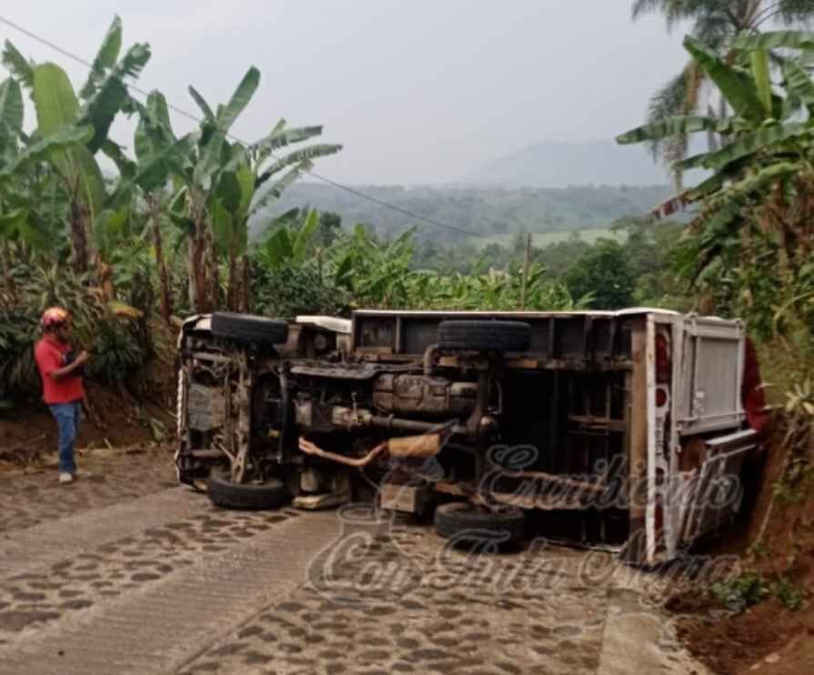 VUELCA CAMIONETA CARGADA DE ABARROTES