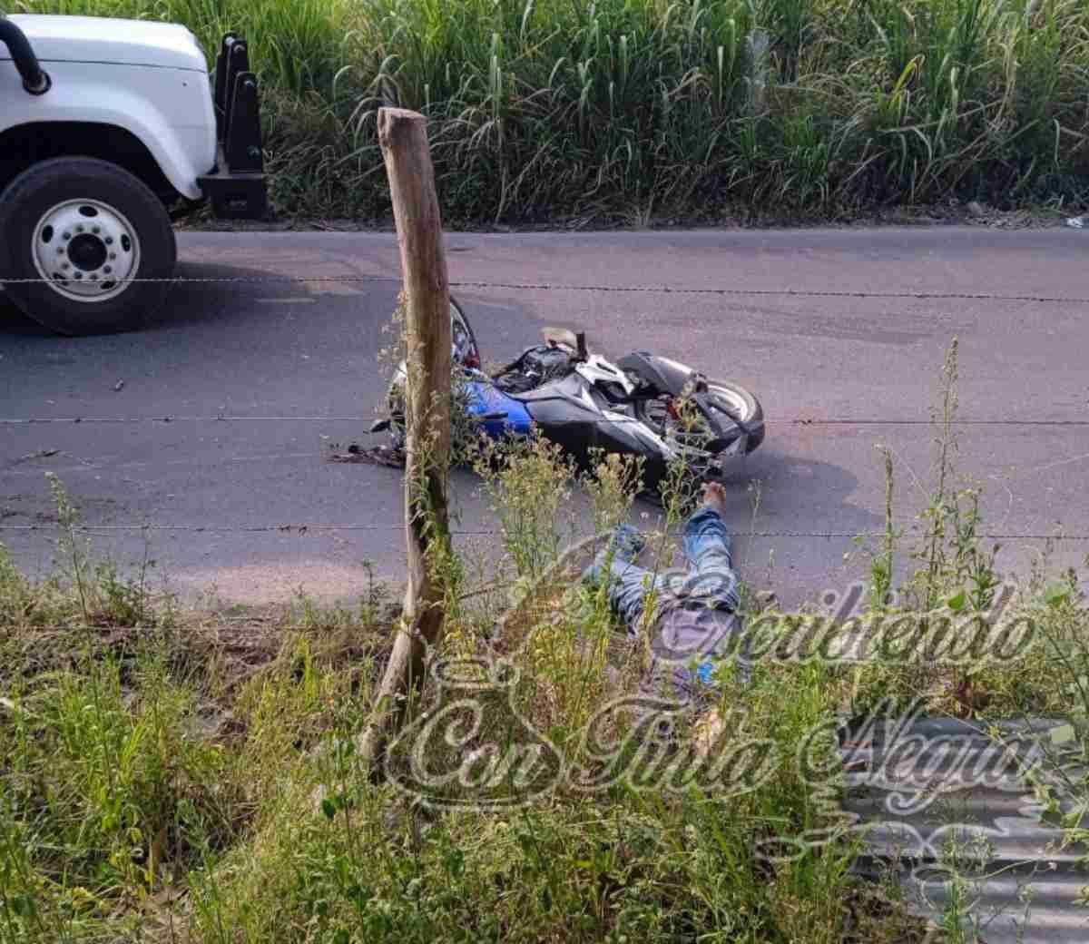 MUERE MOTOCICLISTA AL DERRAPAR