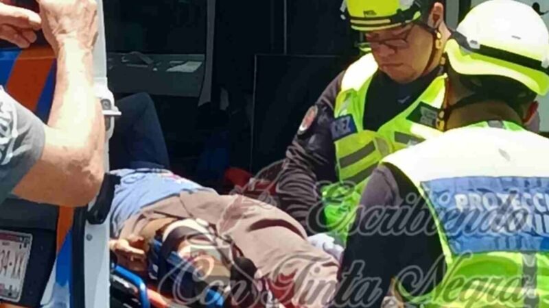 EMBISTE CAMIONETA A MOTOCICLISTA; RESPONSABLE HUYÓ DEL LUGAR