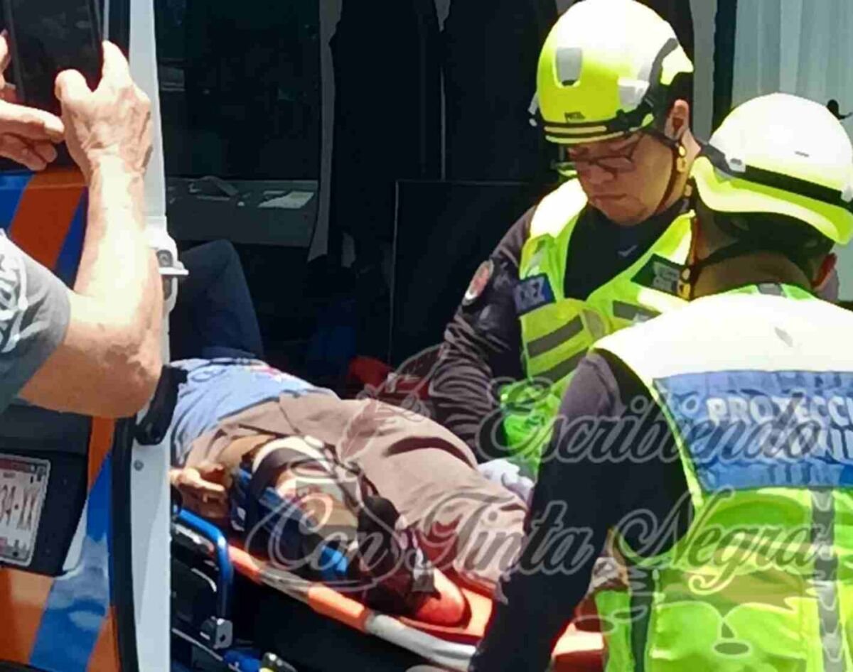 EMBISTE CAMIONETA A MOTOCICLISTA; RESPONSABLE HUYÓ DEL LUGAR