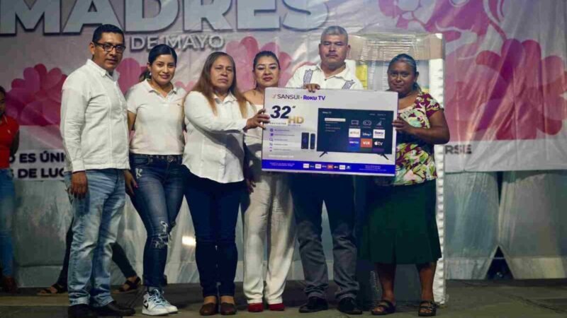 AGASAJAN A MADRES DE CHOCAMÁN