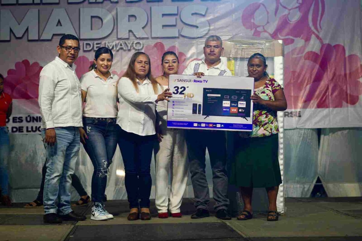 AGASAJAN A MADRES DE CHOCAMÁN