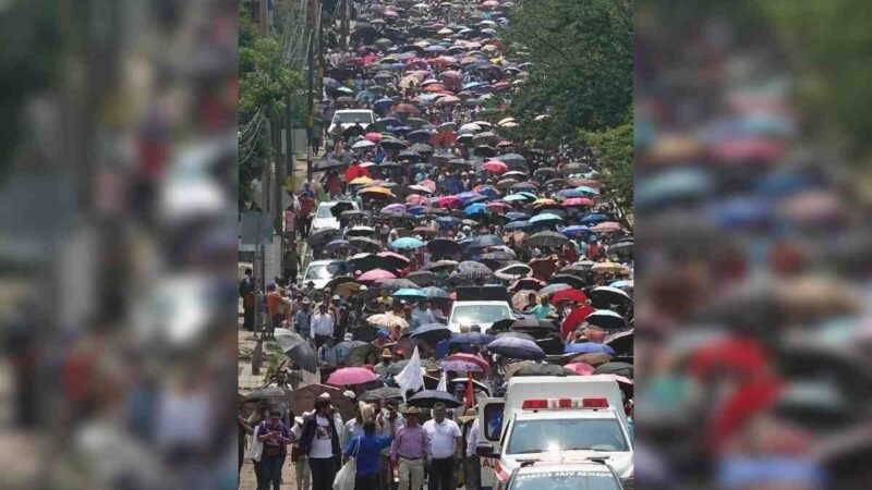 MAESTROS EN OAXACA ENTRAN EN HUELGA INDEFINIDA