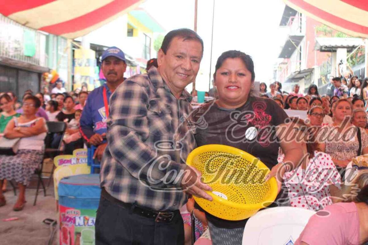 FESTEJA CERRO DE LAS TROJES A MADRES DE COSCOMATEPEC