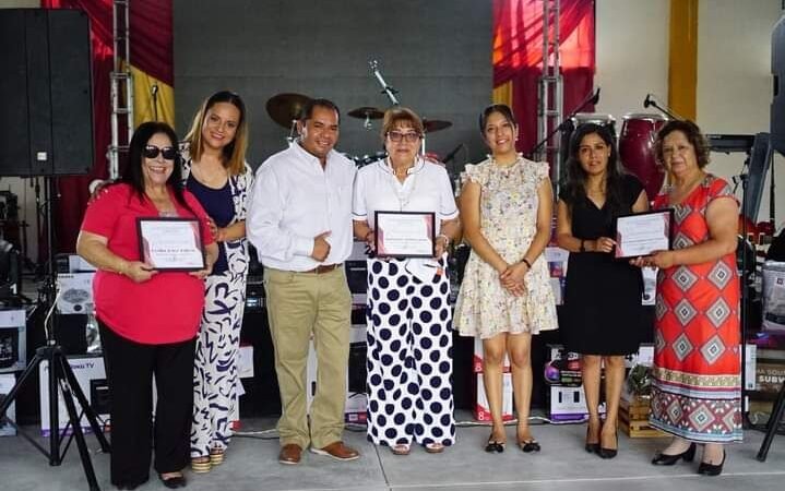 FESTEJAN A CATEDRÁTICOS CON BAILE