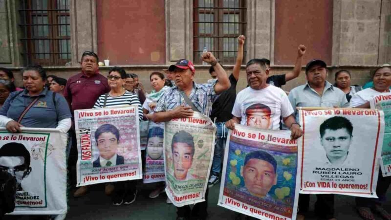 PADRES DE ESTUDIANTES DE AYOTZINAPA EXIGEN A AMLO “VÍNCULO” CON SHEINBAUM