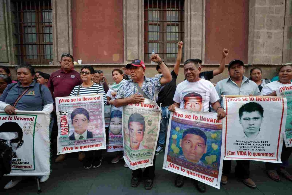 PADRES DE ESTUDIANTES DE AYOTZINAPA EXIGEN A AMLO “VÍNCULO” CON SHEINBAUM
