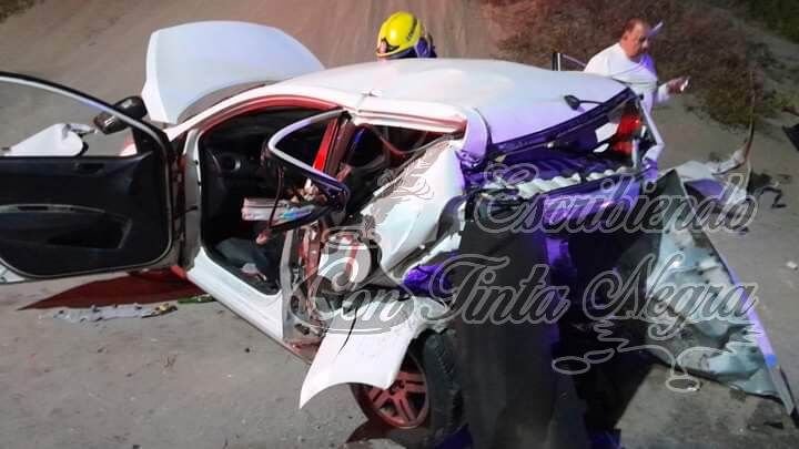 FAMLIA ES IMPACTADA POR VEHÍCULO; SU AUTO QUEDÓ DESTROZADO