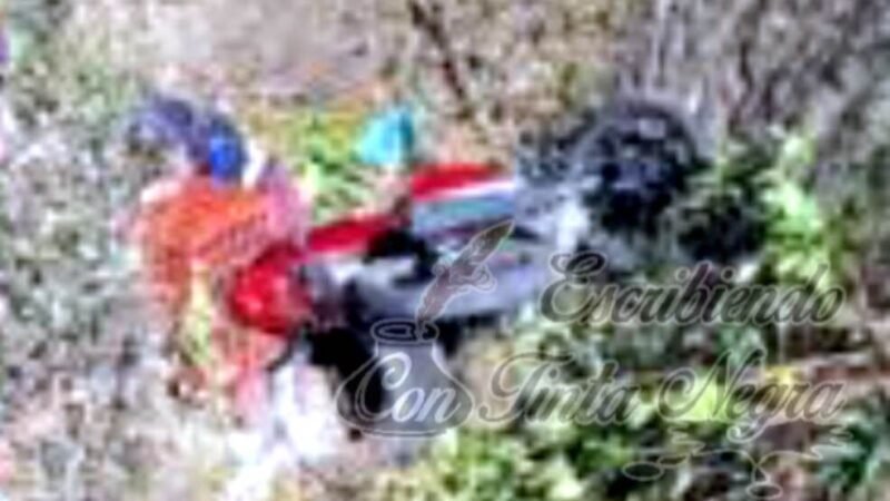 MUERE MOTOCICLISTA AL CAER A BARRANCO