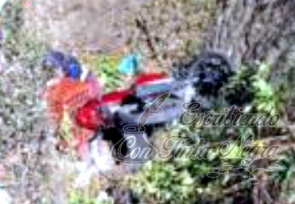MUERE MOTOCICLISTA AL CAER A BARRANCO