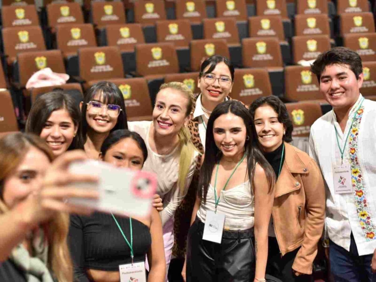 NORA LAGUNES INVITA AL XIX PARLAMENTO DE LA JUVENTUD