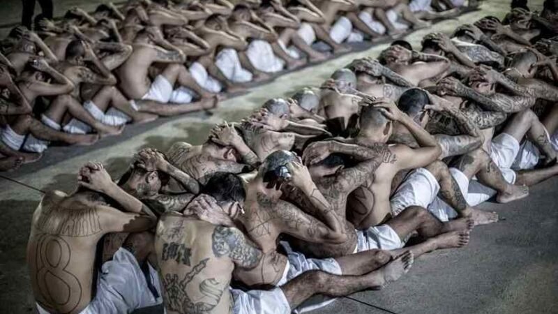 TRASLADAN A DOS MIL PRESOS A CÁRCEL DE ALTA SEGURIDAD EN EL SALVADOR