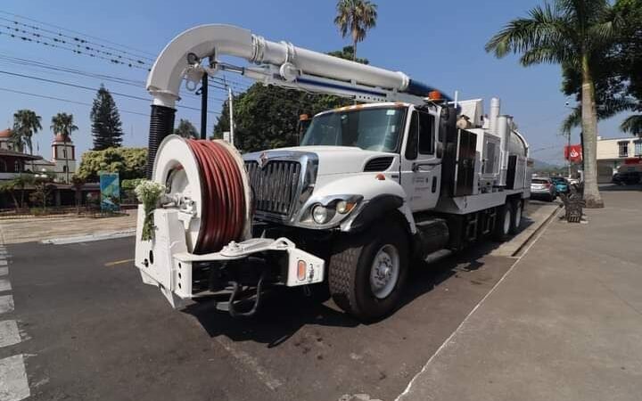 ADQUIERE CASF CAMIÓN VACTOR PARA DESAZOLVE DE DRENAJE