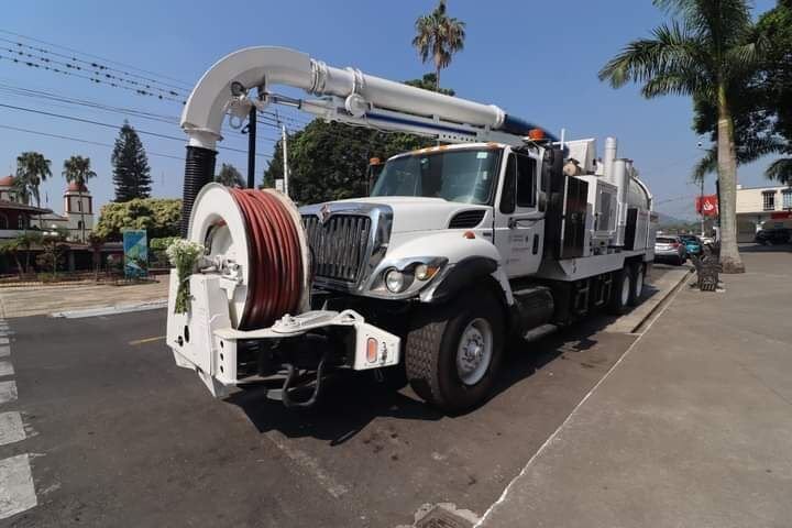 ADQUIERE CASF CAMIÓN VACTOR PARA DESAZOLVE DE DRENAJE