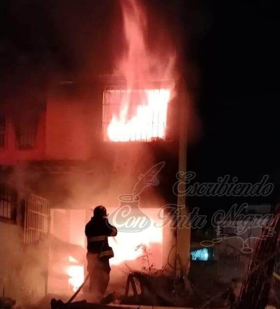 DISCUTE CON SU PAREJA Y LE PRENDE FUEGO A SU CASA