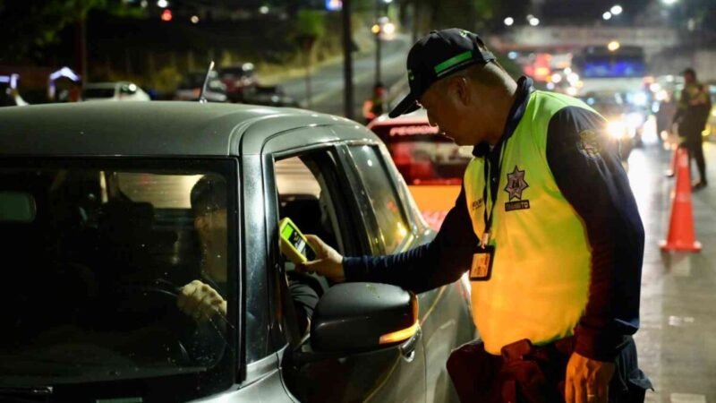 SORPRENDEN A AUTOMOVILISTAS CON ALCOHOLÍMETRO