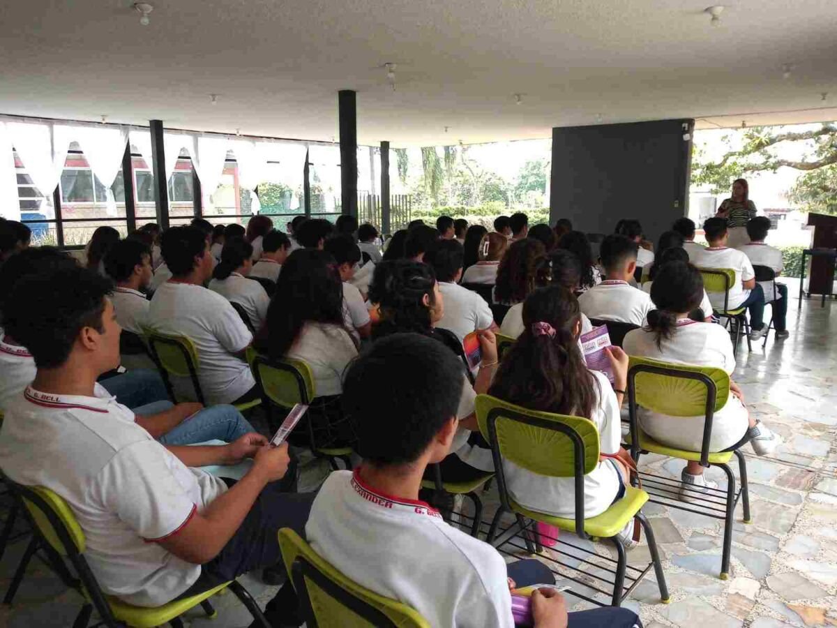 PREVIENEN A ESTUDIANTES DE CÓRDOBA SOBRE LA “VIOLENCIA EN EL NOVIAZGO”