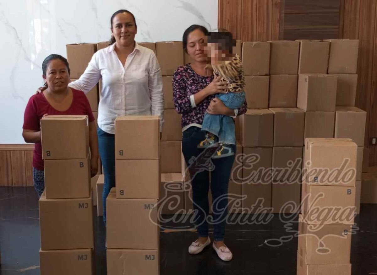 ENTREGAN APOYOS A MADRES DE FAMILIA