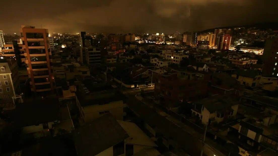 ECUADOR SUFRE APAGÓN A NIVEL NACIONAL; AFECTA A 18 MILLONES DE PERSONAS