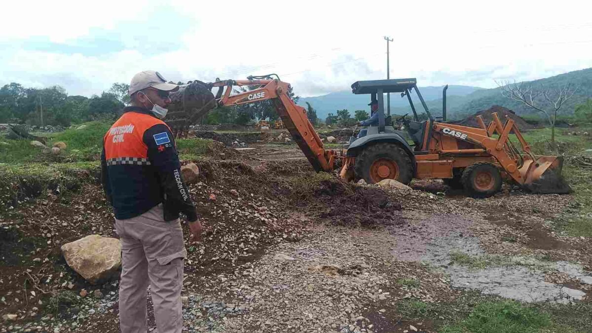 REALIZAN LABORES DE LIMPIEZA EN ATOYAC TRAS INUNDACIÓN