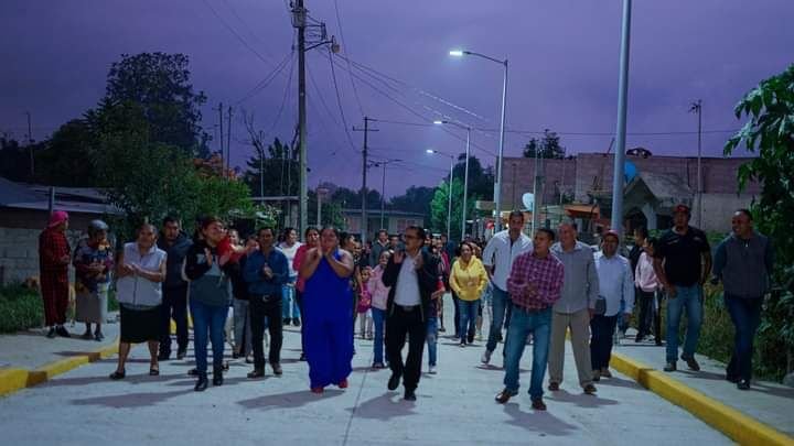 ESTRENAN PAVIMENTO Y ALUMBRADO EN TOZONGO