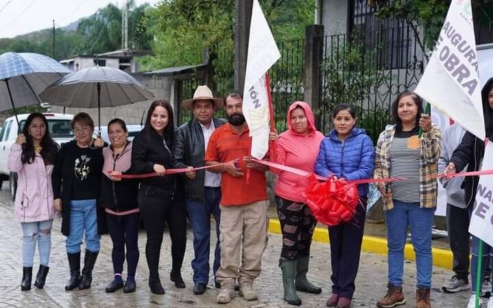 ALCALDE DE TOMATLÁN INAUGURA PAVIMENTACIÓN