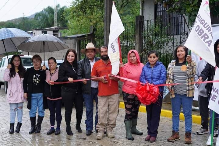 ALCALDE DE TOMATLÁN INAUGURA PAVIMENTACIÓN