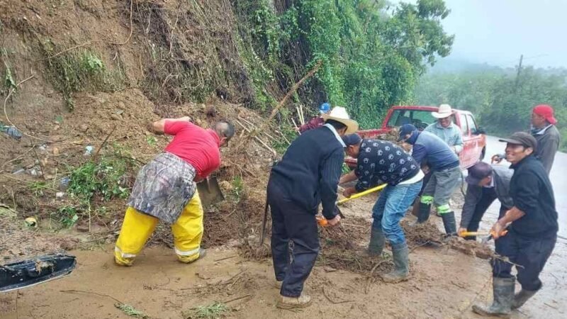 REALIZAN LIMPIEZA DE CARRETERA AFECTADA POR DESLAVES