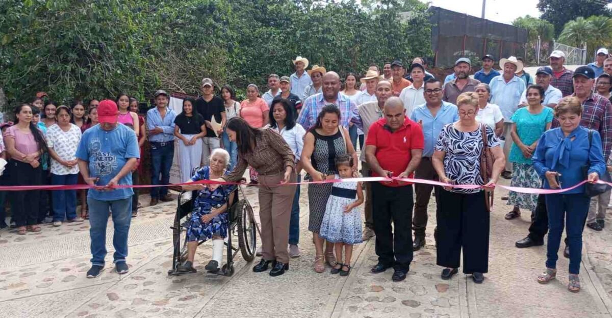 ENTREGA VENTURA DEMUNER PAVIMENTACIÓN EN CHAVAXTLA