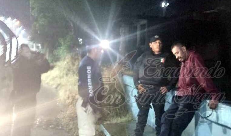 ALBAÑIL INTENTA LANZARSE DE PUENTE; POLICÍA LO EVITA