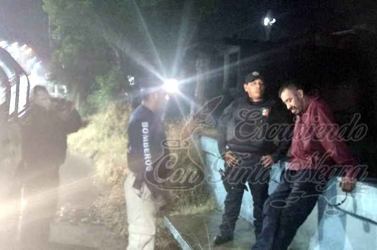 ALBAÑIL INTENTA LANZARSE DE PUENTE; POLICÍA LO EVITA