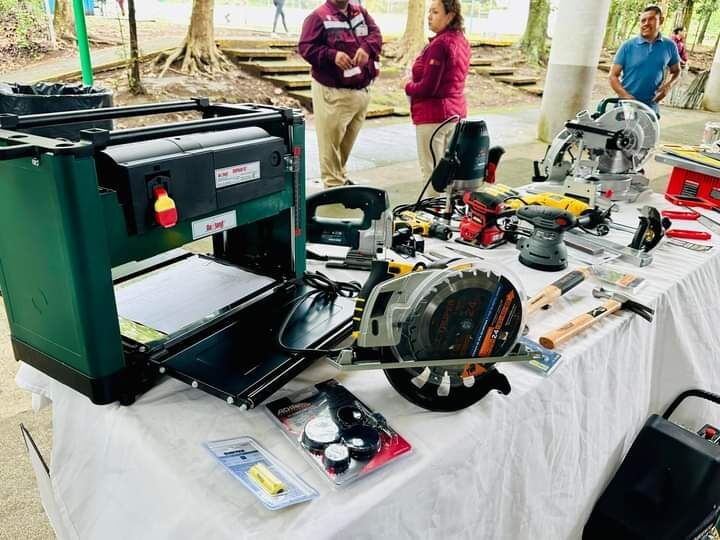 ENTREGAN PROYECTOS PRODUCTIVOS A DIF TOMATLÁN