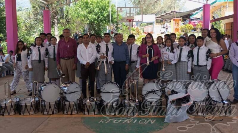 ENTREGA VENTURA DEMUNER APOYOS A TELESECUNDARIA DE TLAMATOCA