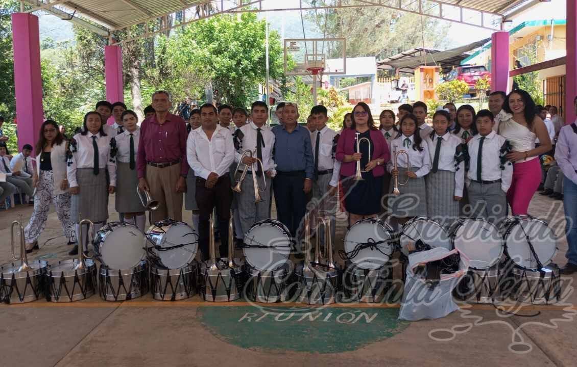ENTREGA VENTURA DEMUNER APOYOS A TELESECUNDARIA DE TLAMATOCA
