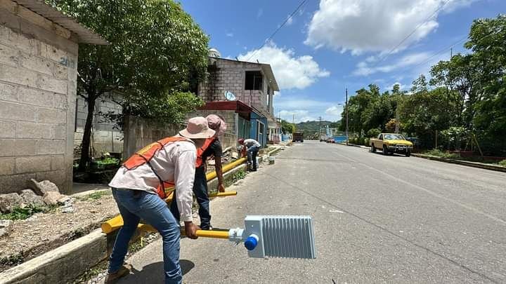 RENUEVAN RED DE ALUMBRADO EN TOMATLÁN