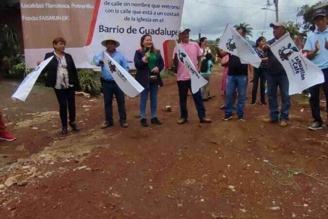 ALCALDESA DE IXHUATLÁN DA BANDERAZO DE OBRA EN POTRERILLO
