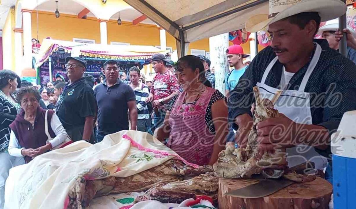 UN ÉXITO, FERIA DE LA BARBACOA Y EL MOLE EN ALPATLÁHUAC