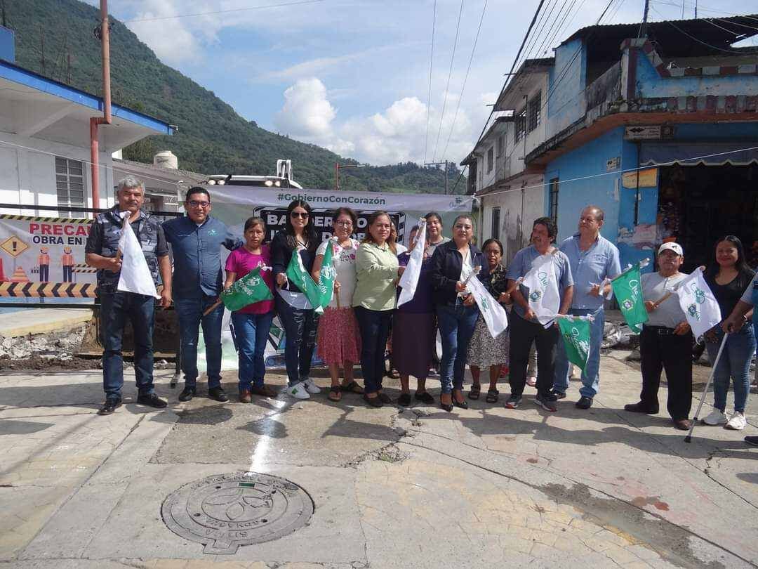 ALCALDE DE CHOCAMÁN DA BANDERAZO DE REHABILITACIÓN DE CALLE